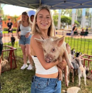 Pumpkin making new besties all day long 🐽#mobilepettingzoo #southfloridaevents #miamievents #pe